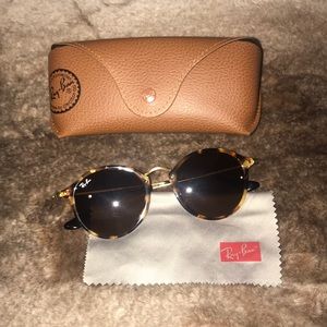 Ray Ban Round Tortoise Sunglasses (Fleck RB2447)